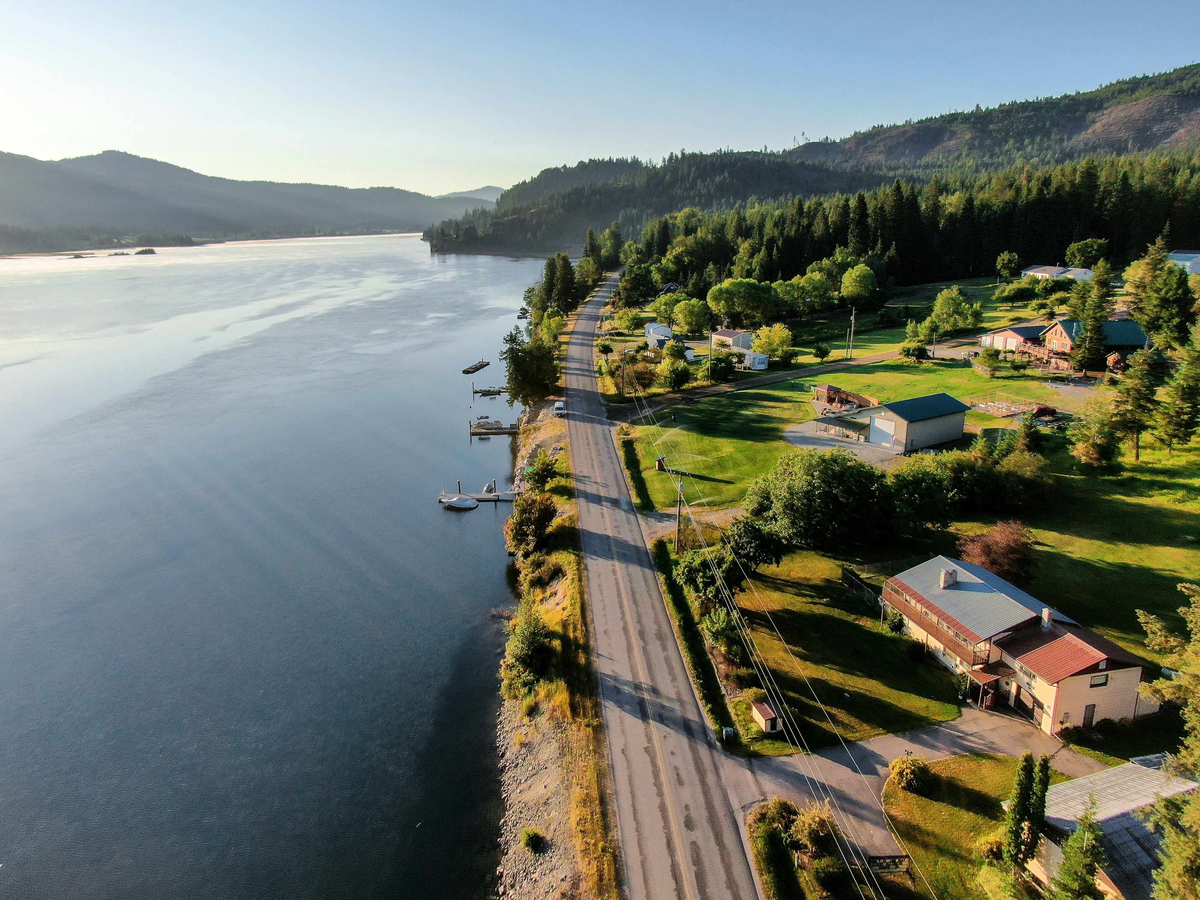 The seemingly endless coastline of Sandpoint, Idaho (Photo by Backroad Packers, Unsplash)