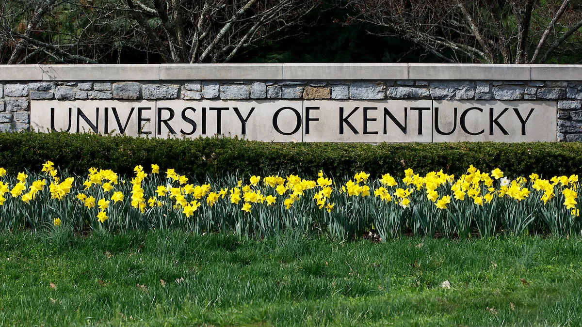 Three Pulitzer Prize winners, a groundbreaking TV journalist, a national sports columnist and three legendary community journalists make up the 2022 class of the Kentucky Journalism Hall of Fame. 