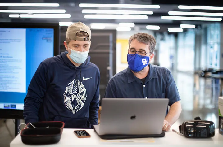 David Stephenson with a student from his VR class. Mark Cornelison | UK Photo.