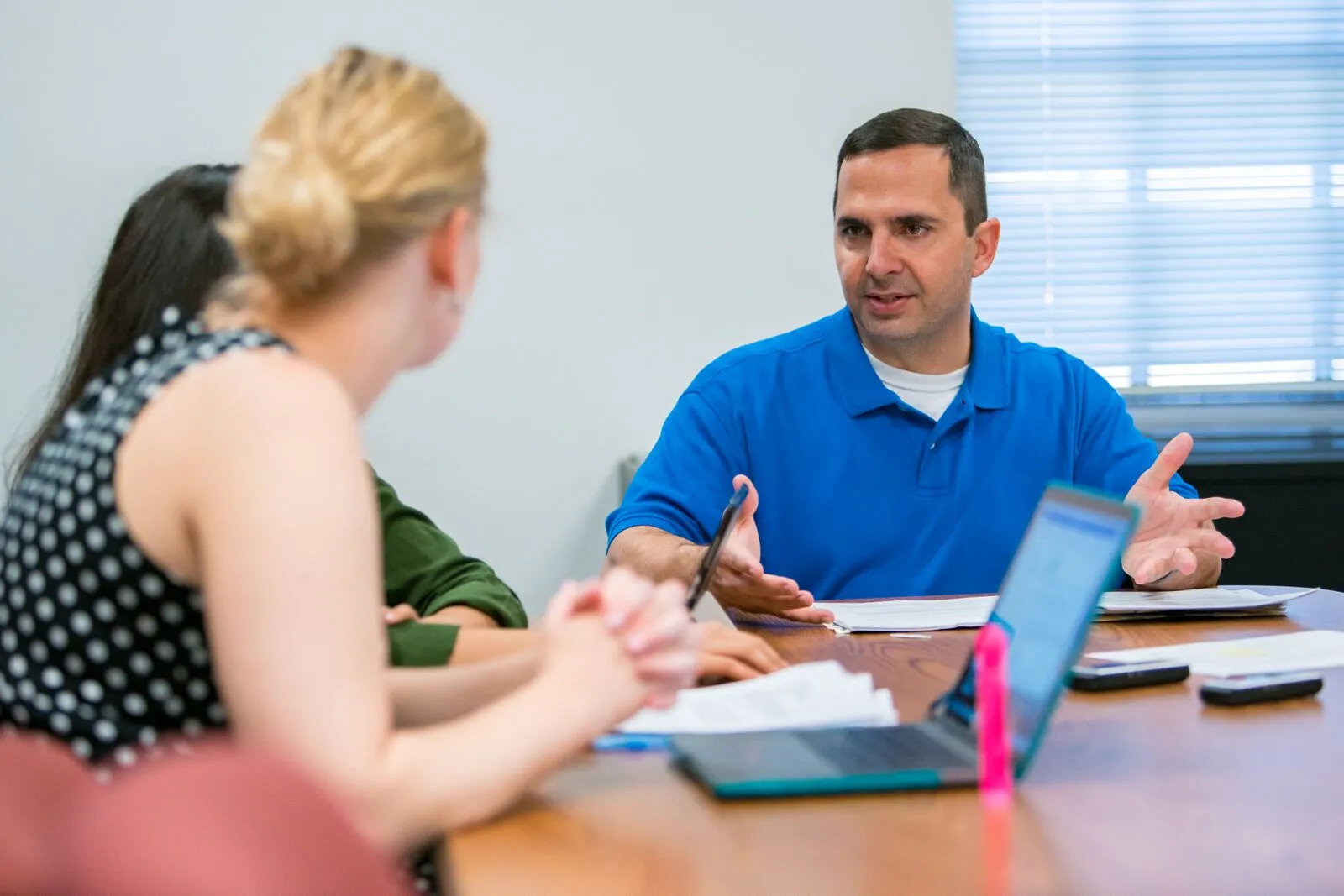 Don Helme discusses with a focus group.