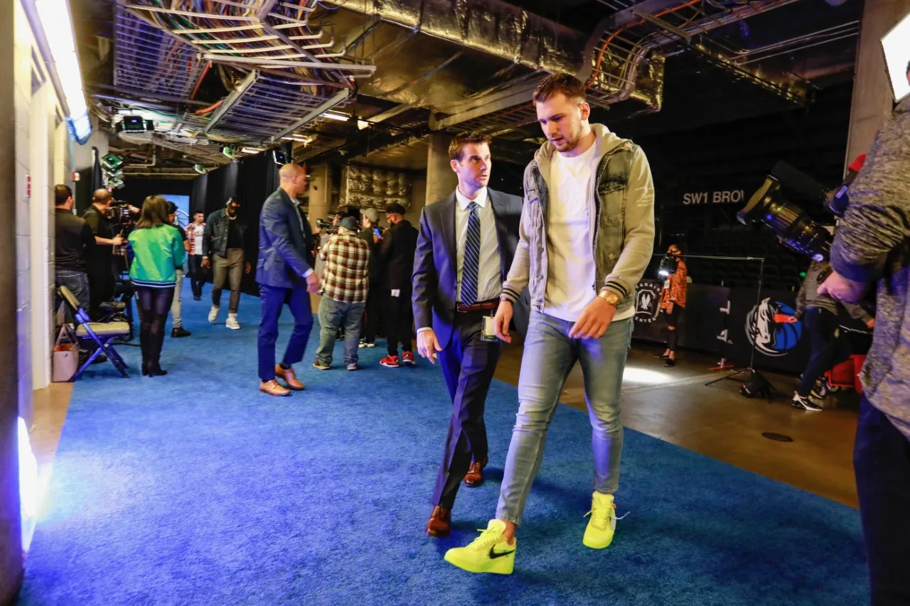 UK alumnus Scott Tomlin (left) with Dallas Mavericks player Luka Dončić. After almost two decades working with the Mavericks, Tomlin worked his way up from communications manager to vice president of basketball communications.