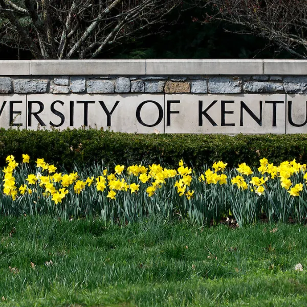 Three Pulitzer Prize winners, a groundbreaking TV journalist, a national sports columnist and three legendary community journalists make up the 2022 class of the Kentucky Journalism Hall of Fame. 